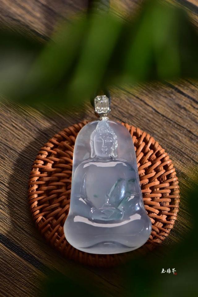 翡翠|翡翠狂想曲：内行看种，外行看色，还有谁在看大小？