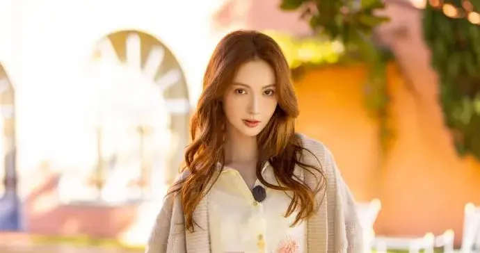 35岁金晨增肥后更惊艳！穿针织开衫+印花衬衫+阔腿裤，时髦又洋气