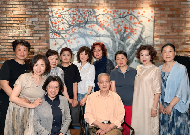 刘嘉玲回苏州参加同学会，保养得当秒杀昔日同学，60岁仍光彩照人