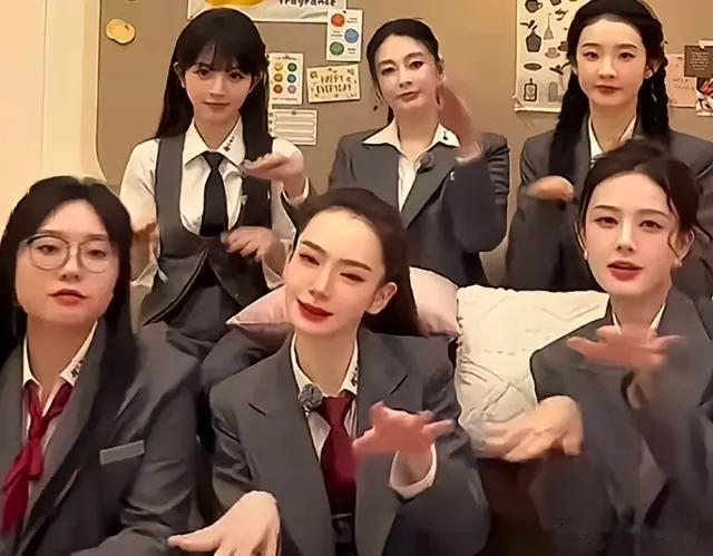 戚薇李一桐田曦薇李雪琴同框手势舞，网友：穿马甲衬衫那个最美