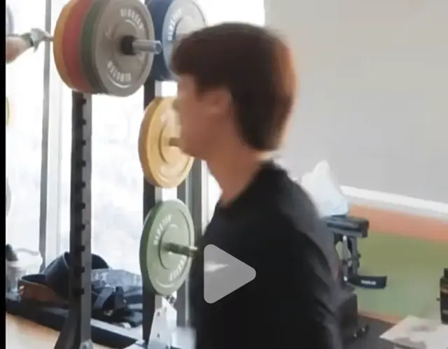 李易峰北京健身，锻炼刻苦，一身黑瘦成竹竿，退圈一年半好好做人