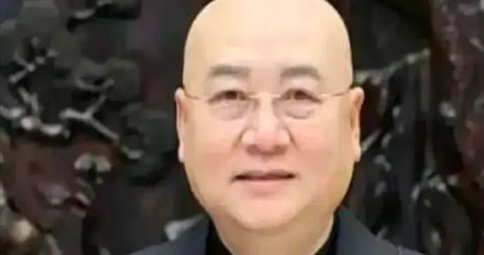 迟重瑞直播卖紫檀手串，网友却在嘲笑，他却淡淡一笑 ???
