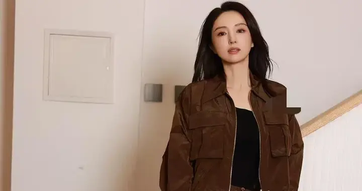 董璇看不出是79年的！穿棕色夹克+工装裙时尚减龄，高级感十足！