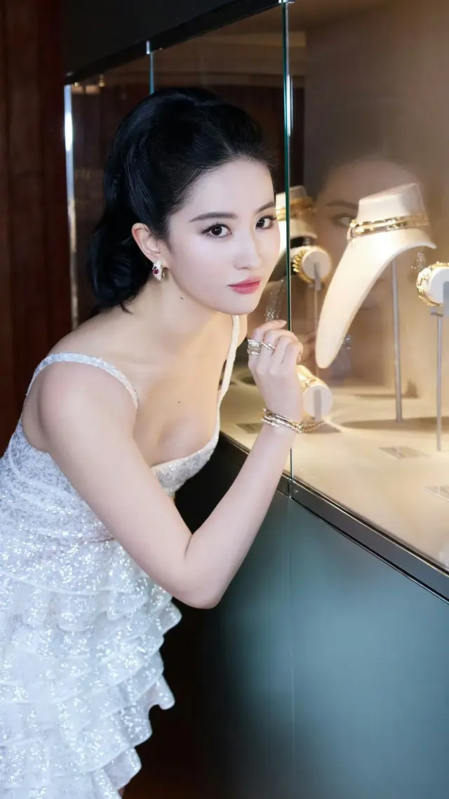 刘亦菲宝格丽第二套，性感图片