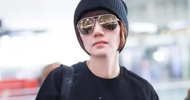 48岁袁泉换风格后大回春！穿字母卫衣+牛仔裤+毛线帽，时髦又减龄