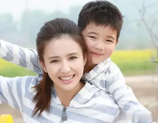 佟丽娅带8岁儿子出游，和陈思诚长得真像！还是与儿子在一起开心