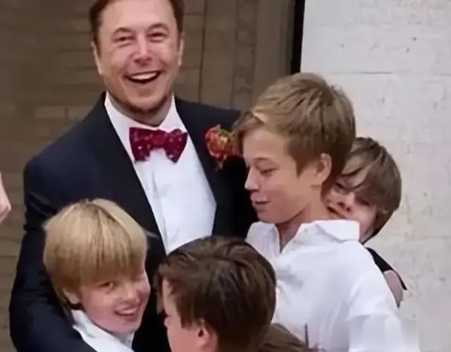 马斯克带娃逛礼品店，亿万富翁平凡父爱时刻