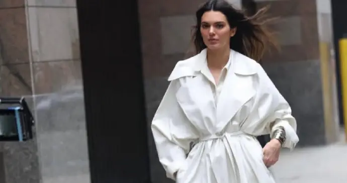 KendallJenner全套纯白look出街 ???