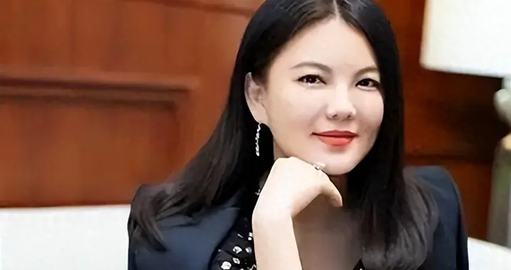 李湘风波再发酵！家境被扒底朝天，父母身份曝光，原来何炅没说错