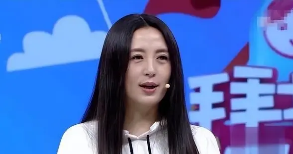 杨童舒现状：50岁还是那么美，在大学当教授，儿子长相帅气很像她