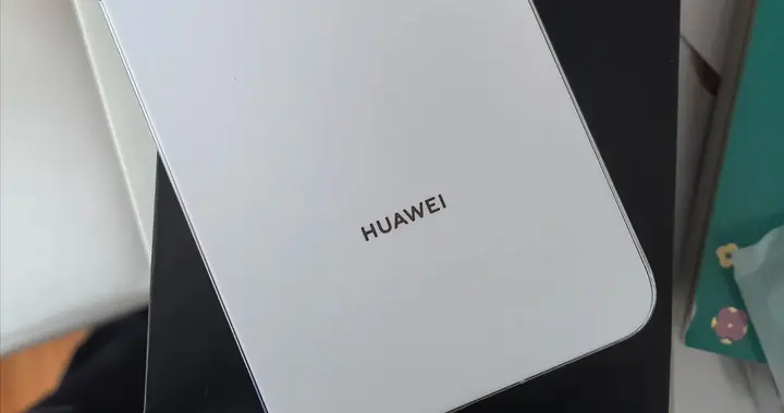 華為打響“價(jià)格戰(zhàn)”！極窄直屏+50倍變焦+衛(wèi)星通信+IP69防水