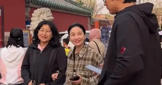 金莎带婆婆度假，主动挽她手臂把婆婆当亲妈一样亲近，孙妈好年轻