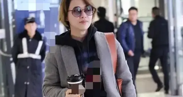 50岁梅婷剪短发大回春！穿灰色大衣+连帽卫衣+牛仔裤，没有大妈味
