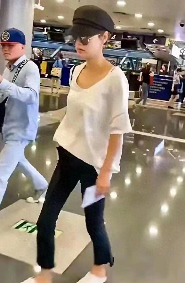 机场偶遇马伊琍，瘦得皮包骨还弯腰驼背，全然没了气质