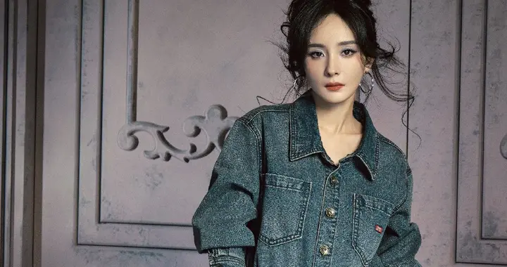 杨幂最新广告硬照高清来袭，一身牛仔酷酷来袭，眼神很到位