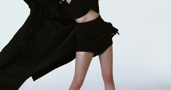 歌手李凯馨大长腿写真，脚踩高跟又酷又美