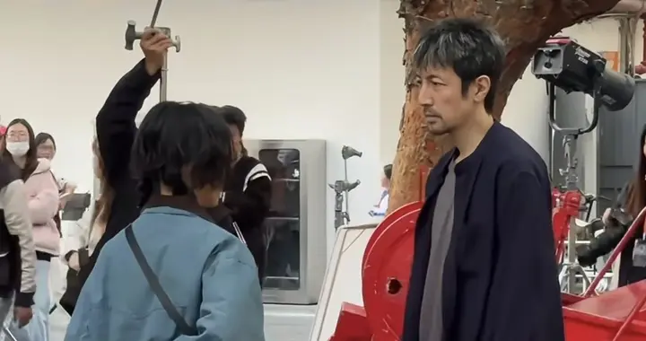 张鲁一深圳拍戏被偶遇，发色太有个性了，一般人很难驾驭本人好瘦