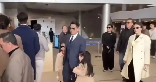 郭富城一家六口看赛马，方媛三胎后首露面，姐妹俩穿同款超吸睛