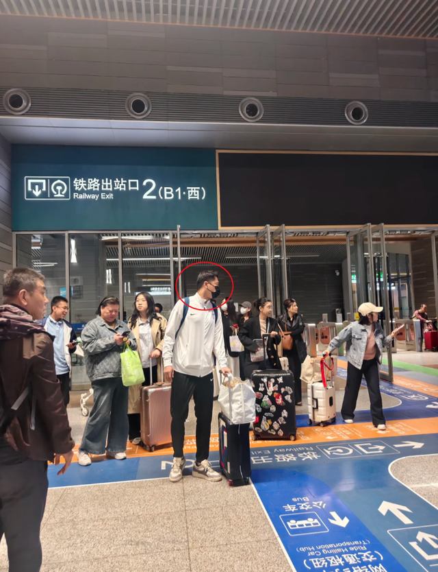 王雷夫妇现身高铁站，40岁李小萌素颜好美，拎着行李箱等车很低调