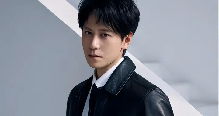 她带弟弟进入娱乐圈，没想到如今自己无人问津，弟弟却红透半边天