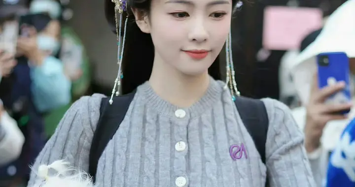 白鹿 背背佳衬托完美身材 确实是深藏不露
