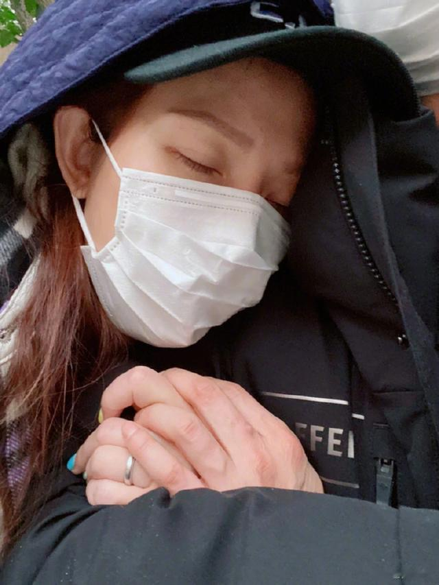 张晋|十指紧扣，贴实老公胸口！蔡少芬等张晋等到病