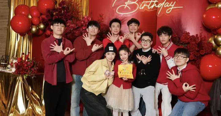 璇姐操办生日会，小酒窝给张维伊庆生，这重组家庭太暖了！