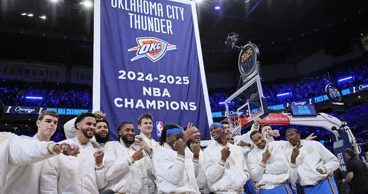 雷霆颁奖仪式：亚历山大领衔获冠戒升总冠军旗帜 火箭集体缺席