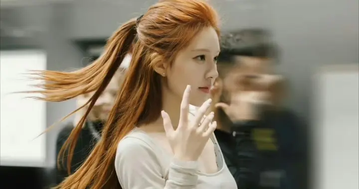 赵露思生日会排练图：红发马尾里的“台下功夫”