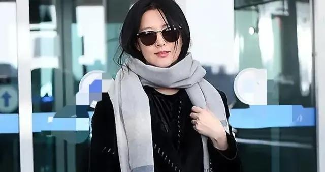 54岁李英爱换风格后气质大变！穿黑大衣+打底裤+围巾，简约又贵气