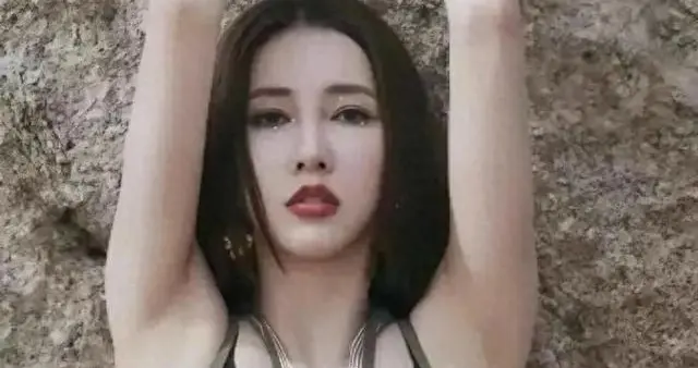 弦子的身材好紧致！讲真的，比18岁少女的身材还苗条！