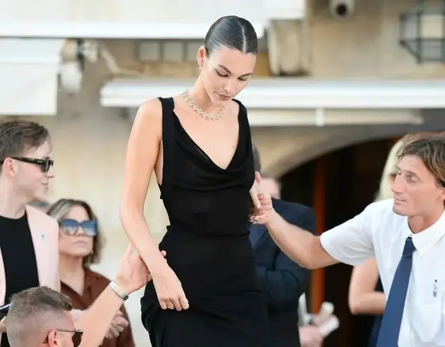 50岁小李子携27岁超模女友出席婚礼，打破25岁魔咒看来真的收心了