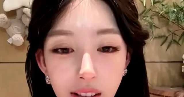 金晨怼脸拍鼻翼疤痕明显，妆浓到卡粉都遮不住，网友劝她收手