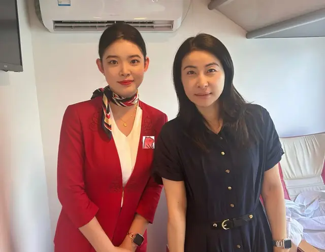 43岁郭晶晶坐商务舱出行，和空姐一起合照，脸部素颜状态非常好
