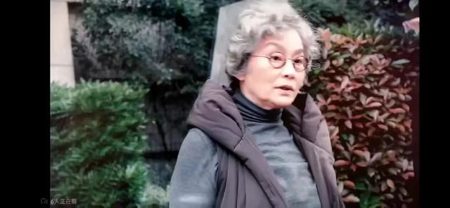 70岁潘虹真老了，头发花白岁月感很重，难怪她总是戴着帽子