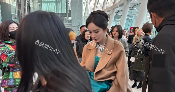 近距离看杨幂她低头垂眸的样子好美，就是太瘦了年龄感重不够年轻