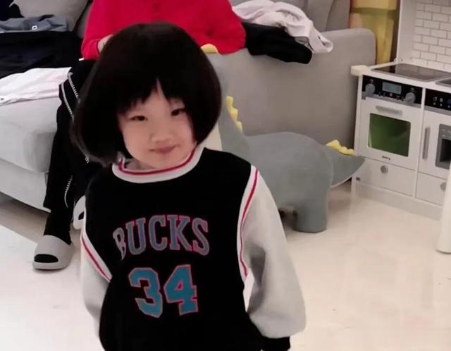 王祖蓝|王祖蓝两女儿穿爸爸的大鞋，听到“爸爸鞋”开心到躺地上