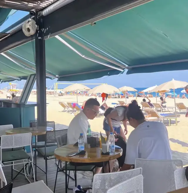 孙红雷巴塞罗那享受家庭时光，177cm爱妻丸子头抢镜