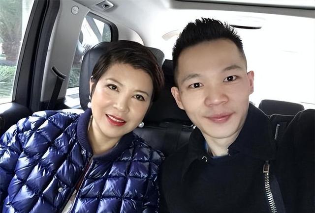 她9次登上春晚，被老外骗走3000万，40岁嫁小13岁男友，如今怎样