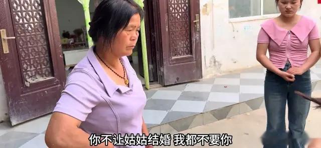 为了雨露的婚事，全家再一次劝说老壳子，态度强硬，已形成共识。