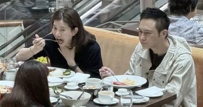 袁咏仪张智霖吃饭被偶遇，两人穿搭简约，夫妻俩都好接地气呀！