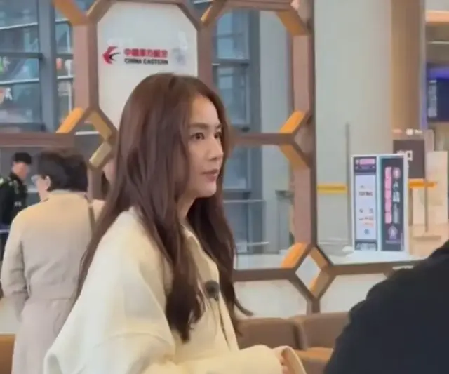 黄圣依优雅现身，42岁状态令人惊叹