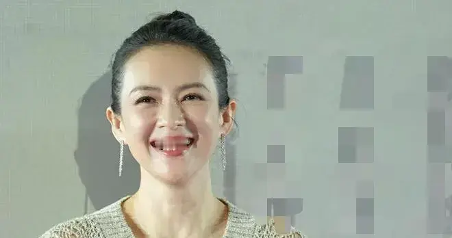 46岁章子怡增肥后美得更高级！穿针织衫+白裤好贵气，差点认不出