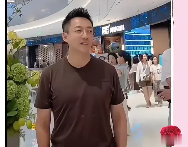 汪小菲呼和浩特被偶遇，一身休闲装，松弛感十足，网友：本人很帅