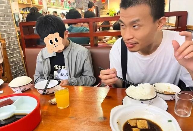 韦东奕近况曝光：跟随表姐出游聚餐，馒头也“升级”成大肉包了！