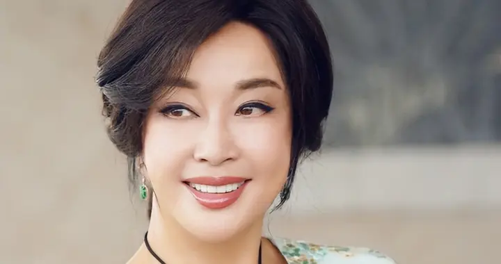 刘晓庆事件升级！家庭情况被扒，妹妹被传投毒、骗钱只是冰山一角