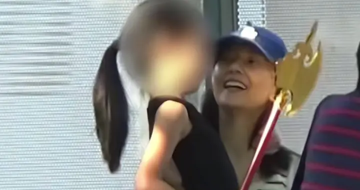 高圆圆去公园接女儿回家，6岁Rhea手长腿长，手拿玩具斧子很霸气