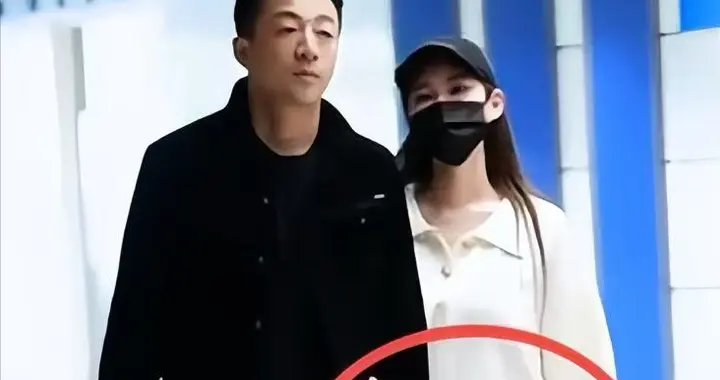 汪小菲夫妻现身机场，马筱梅挺孕肚步履蹒跚，刚陪完大S儿女回京