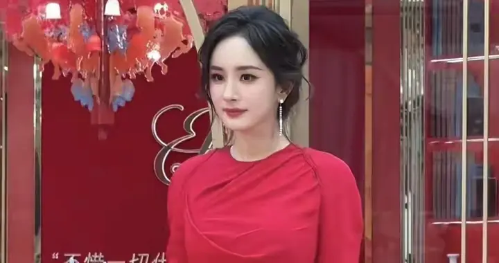 杨幂一袭红裙现身深圳，妈咪级别颜值封神，路人看呆直拍