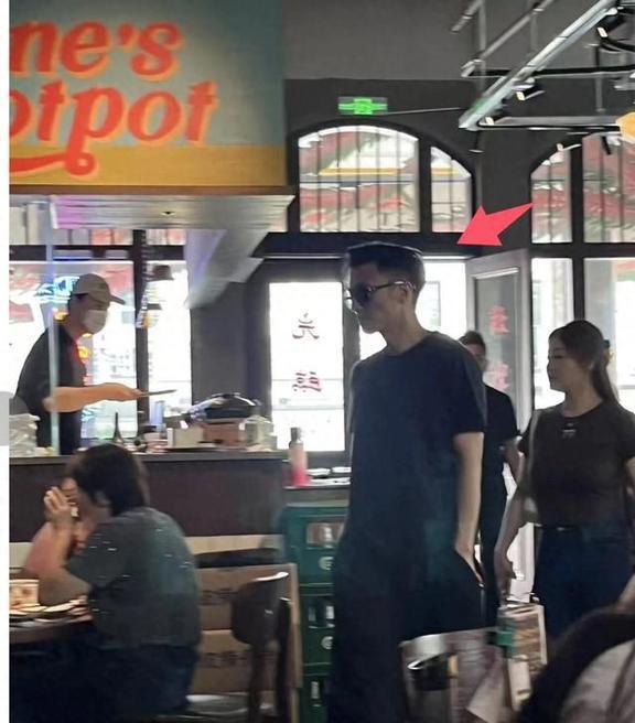 44岁谢霆锋长沙小饭馆被偶遇：穿黑色T恤长发飘飘，像20岁小伙子